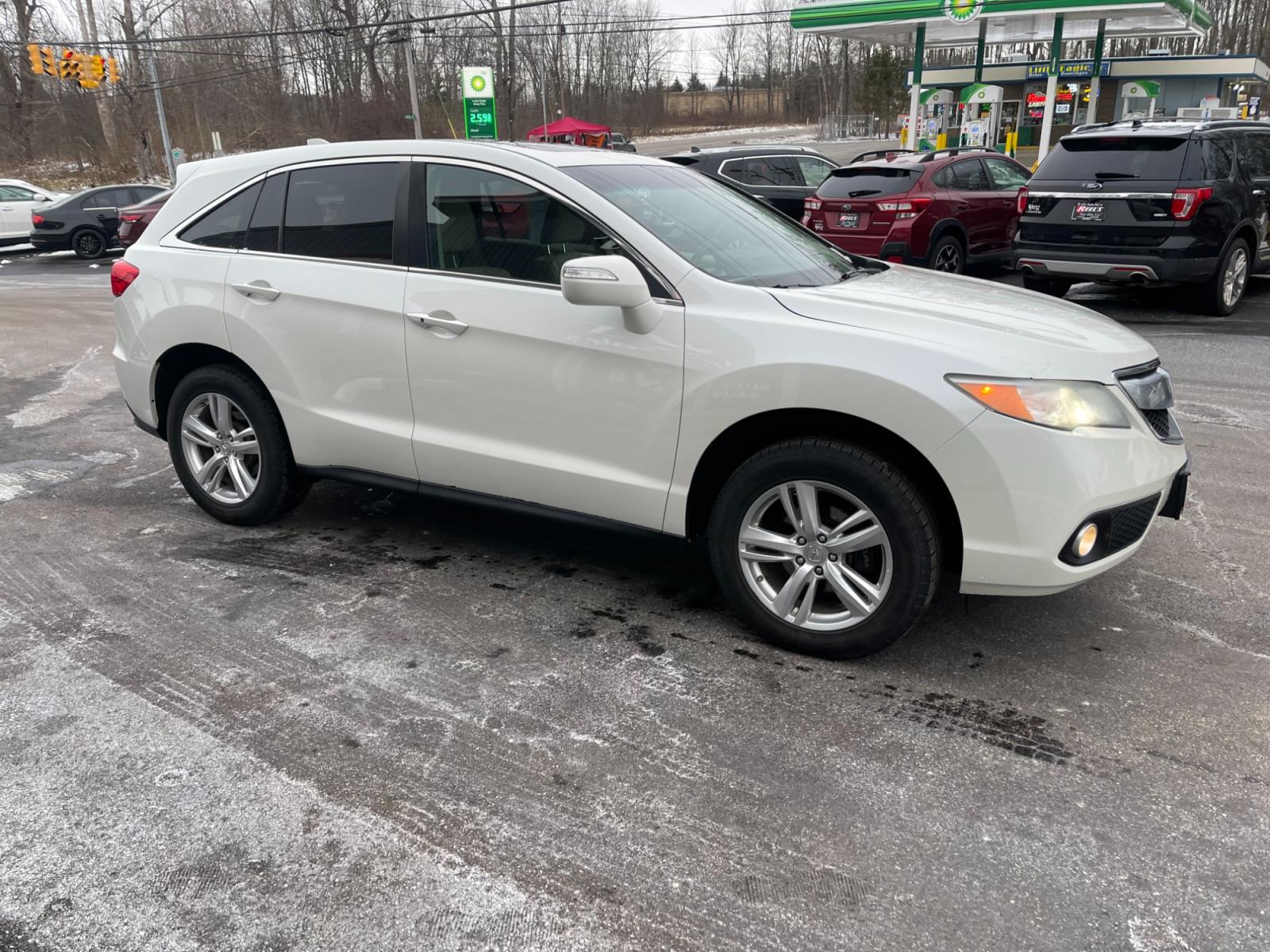 2015 White /Gray Acura RDX 6-Spd AT AWD w/ Technology Package (5J8TB4H58FL) with an 3.5L V6 SOHC 24V engine, 6-Speed Automatic transmission, located at 547 E. Main St., Orwell, OH, 44076, (440) 437-5893, 41.535435, -80.847855 - This 2015 Acura RDX AWD with the Technology Package is a luxury compact SUV that features a robust 3.5L V6 engine paired with a 6-speed automatic transmission, providing a blend of performance and comfort. Equipped with advanced technology such as a navigation system, dual automatic climate control - Photo #3